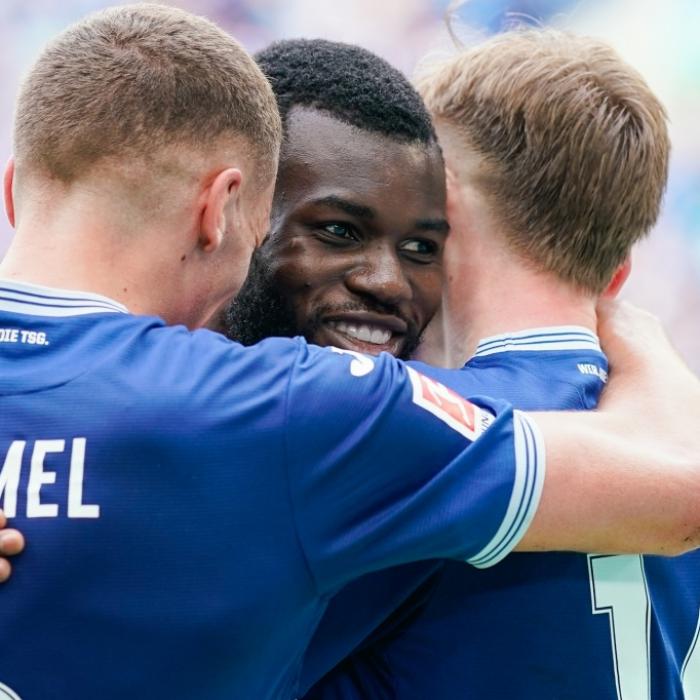 St. Pauli feiert im Spiel gegen Abstieg Sieg gegen Hoffenheim