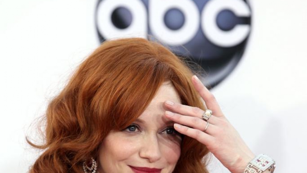Christina Hendricks ist rothaarig und erfüllt zu 100 Prozent des Klischee der Sexbombe. Sie Schauspielerin punktet nicht nur mit ihrem Haar. Auch ihre Kurven sind waffenscheinpflichtig. (Foto)