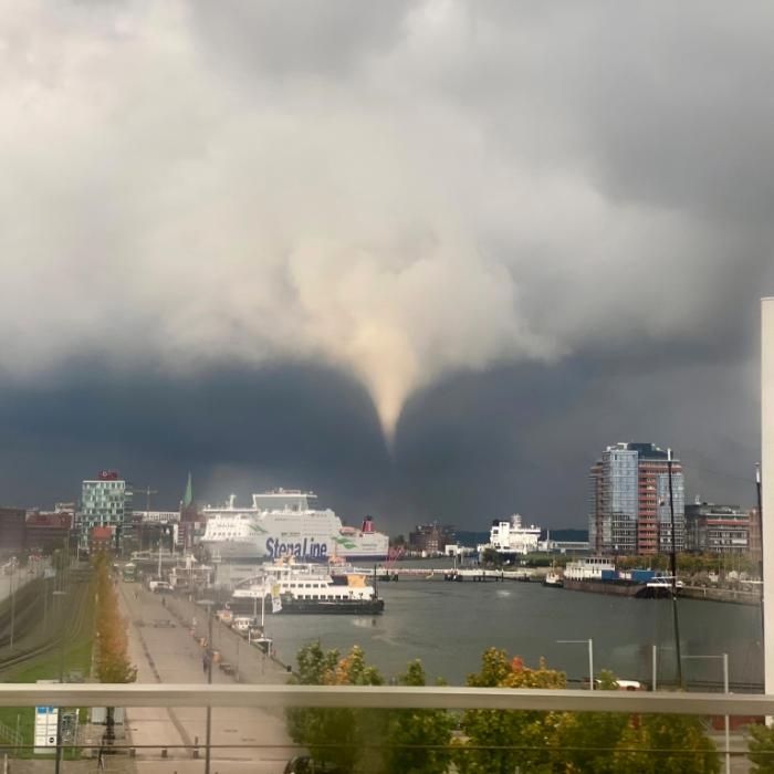 4 Schwerverletzte! Tornado rast über Uferpromenade und wirbelt Menschen umher