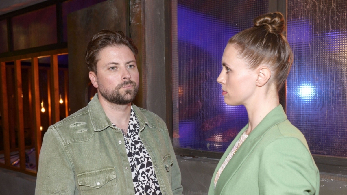 John (Felix von Jascheroff) will Zoe (Lara Dandelion Seibert) loswerden, damit Laura endlich zur&uuml;ck nach Berlin kommen kann. (Foto)