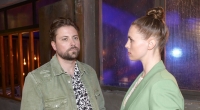 John (Felix von Jascheroff) will Zoe (Lara Dandelion Seibert) loswerden, damit Laura endlich zurück nach Berlin kommen kann.