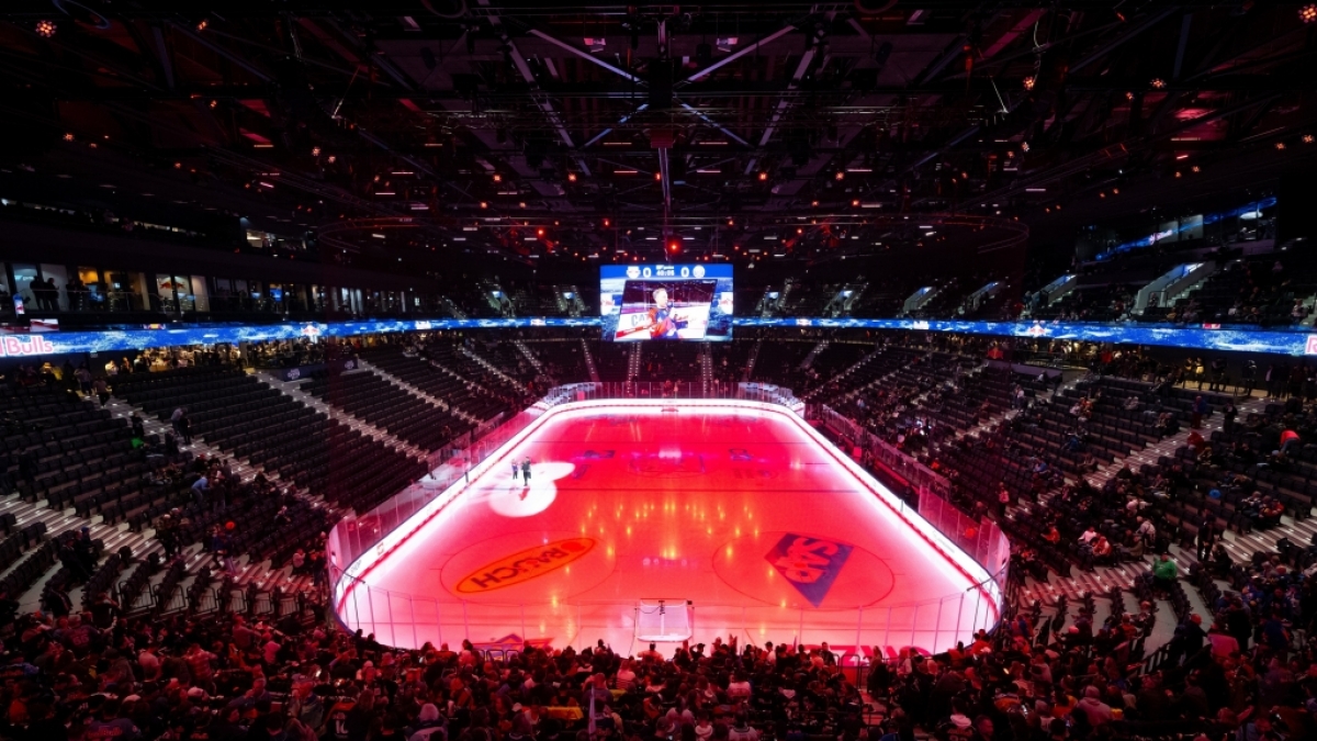 Er&ouml;ffnung der Sportarena SAP Garden mit dem Eishockeyspiel zwischen dem EHC Red Bull M&uuml;nchen und dem NHL-Team Buffalo Sabres. Die ersten Fans kommen vor dem Spiel in die neue Sportarena. (Foto)