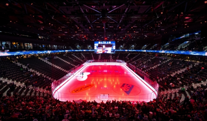 Eröffnung der Sportarena SAP Garden mit dem Eishockeyspiel zwischen dem EHC Red Bull München und dem NHL-Team Buffalo Sabres. Die ersten Fans kommen vor dem Spiel in die neue Sportarena.