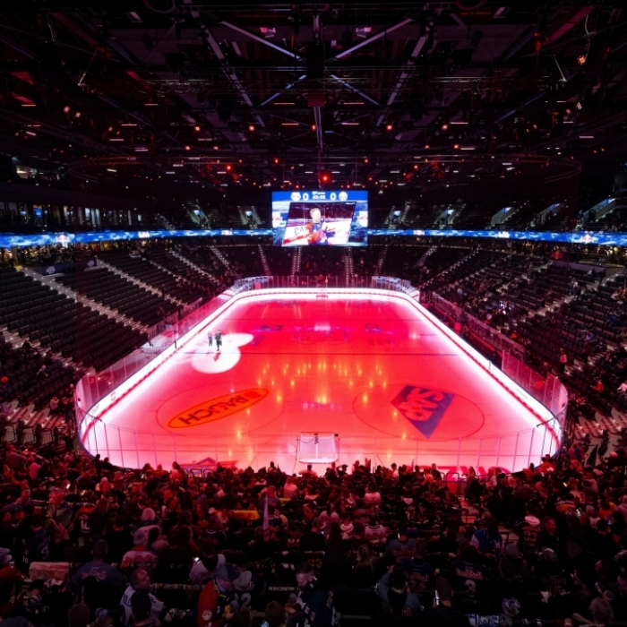 Eröffnung der Sportarena SAP Garden mit dem Eishockeyspiel zwischen dem EHC Red Bull München und dem NHL-Team Buffalo Sabres. Die ersten Fans kommen vor dem Spiel in die neue Sportarena.
