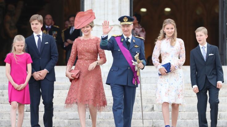 Prinzessin Eleonore (l-r), Prinz Gabriel, Königin Mathilde, König Philippe, Kronprinzessin Elisabeth und Prinz Emmanuel von Belgien.