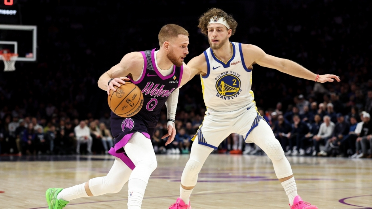 Guard Donte DiVincenzo von den Minnesota Timberwolves umspielt den&nbsp;Guard Brandin Podziemski von den Golden State Warriors, am 26.01.2026. (Symbolbild) (Foto)