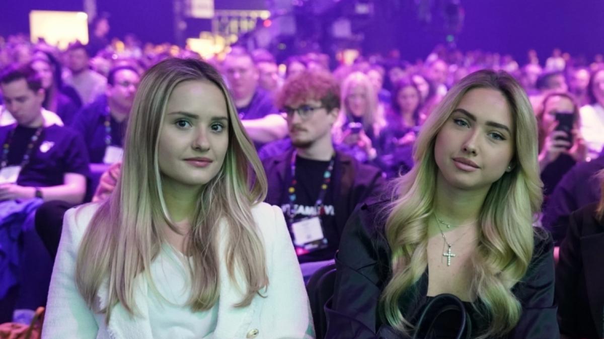 Davina Geiss (l.) heizt mit neuen Bikini-Fotos auf Instagram ein. Fans diskutieren, ob sie sch&ouml;ner als ihre Schwester Shania (r.) ist. (Foto)