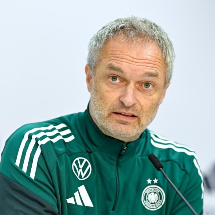 So lebt der Trainer der deutschen Fußball-Frauen abseits des Stadions