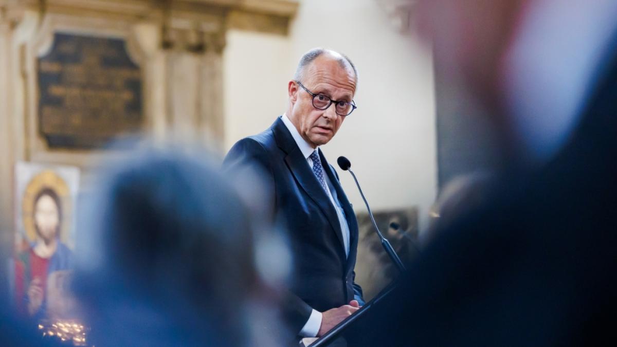 Friedrich Merz beim Trauergottesdienst nach dem Anschlag beim Berliner CSD. (Foto)