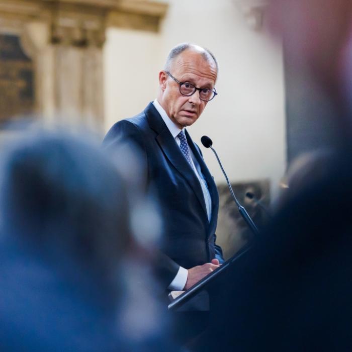 Demütigung bei Trauergottesdienst – bei seiner Rede verlassen Leute die Kirche