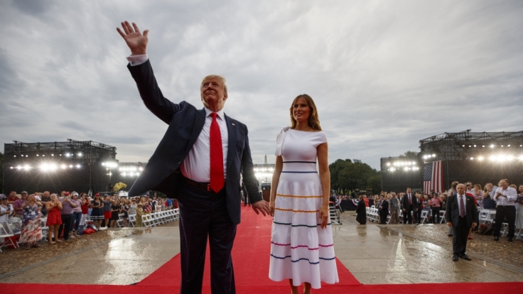 So sieht Trump sich gern. Souverän, umjubelt und an der Seite seiner Ehefrau Melania.