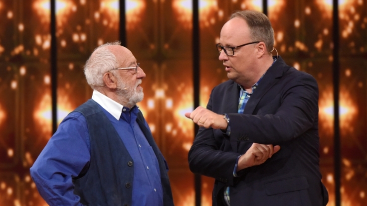 Dieter Hallervorden (l.) und Oliver Welke (r.) blicken auf die größten Spaßvögel des deutschen TVs zurück.