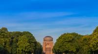 Im Hamburger Stadtpark fiel eine Männer-Bande über ein 15-jähriges Mädchen her.