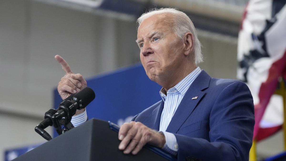 Joe Biden &uuml;berraschte bei einem Auftritt mit einer Trump-Kappe auf dem Kopf. (Foto)