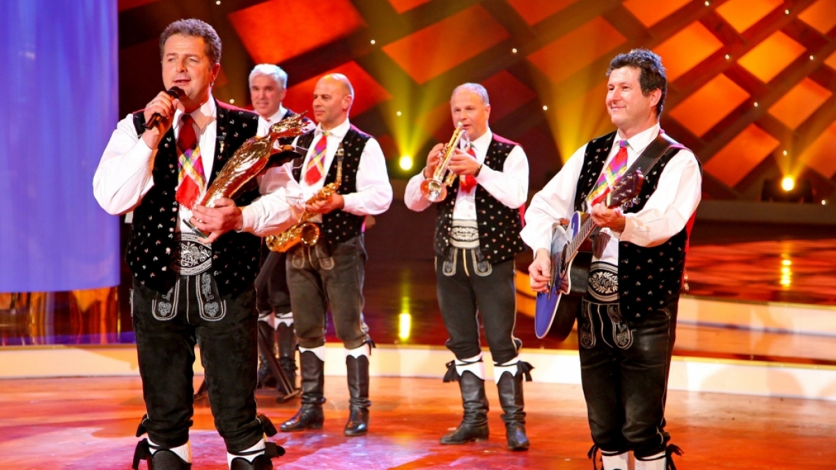 Der S&auml;nger und Frontmann Norbert Rier mit der "Krone der Volksmusik" und die Kastelruther Spatzen bei der Jubil&auml;umsgala "Die Krone der Volksmusik" in der Stadthalle in Chemnitz (Archivfoto vom 13.01.2007). (Foto)