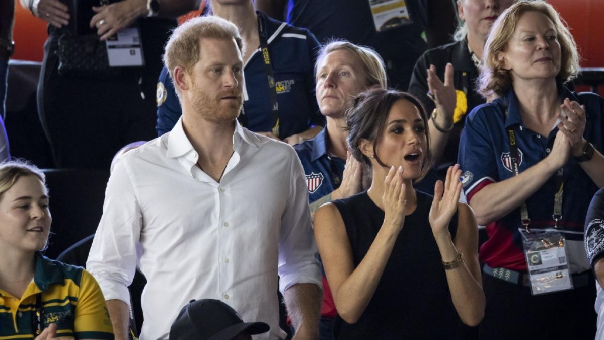 Sehen Prinz Harry und Meghan Markle hier schon ihre letzten royalen Errungenschaften davonschwimmen? Angeblich lieb&auml;ugelt K&ouml;nig Charles III. damit, dem abtr&uuml;nnigen Paar die letzten Titel zu entziehen. (Foto)