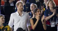 Sehen Prinz Harry und Meghan Markle hier schon ihre letzten royalen Errungenschaften davonschwimmen? Angeblich liebäugelt König Charles III. damit, dem abtrünnigen Paar die letzten Titel zu entziehen.