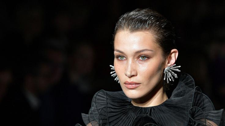 Bella Hadid lüftet ihren Busen bei Instagram.
