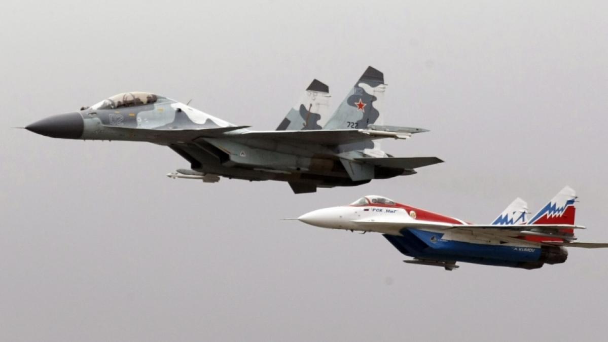 Ein russisches Kampfflugzeug vom Typ Suchoi SU-30SM - hier ein &auml;hnliches Modell neben einer MIG-29 - kann je nach Ausstattung bis zu 93 Millionen US-Dollar wert sein. (Foto)