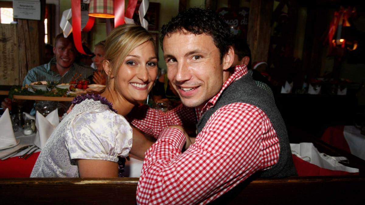 Mark van Bommel mit seiner Frau Andra beim Oktoberfest 2009. (Foto)