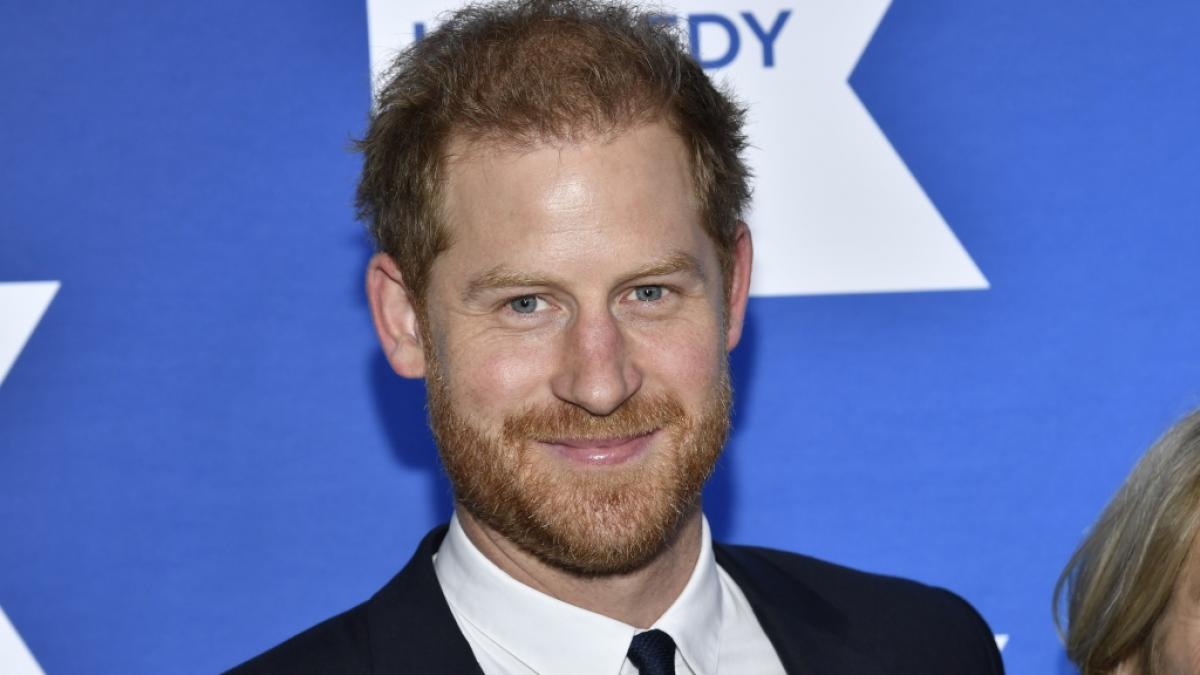 Das L&auml;cheln des Herzogs von Sussex tr&uuml;gt: 2023 will Prinz Harry rigoros mit seiner Herkunftsfamilie abrechnen. Die Ver&ouml;ffentlichung seiner Memoiren "Spare" ist der erste Schritt. (Foto)