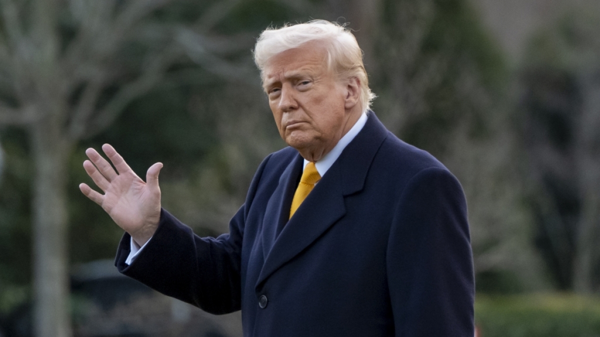 Bei einem Gespr&auml;ch mit Reportern wurde Donald Trump versehentlich von einem Mikrofon im Gesicht getroffen. (Foto)