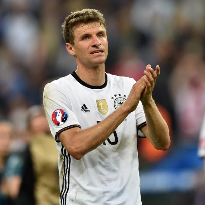 Der Profi-Kicker und seine Frau freuen sich
