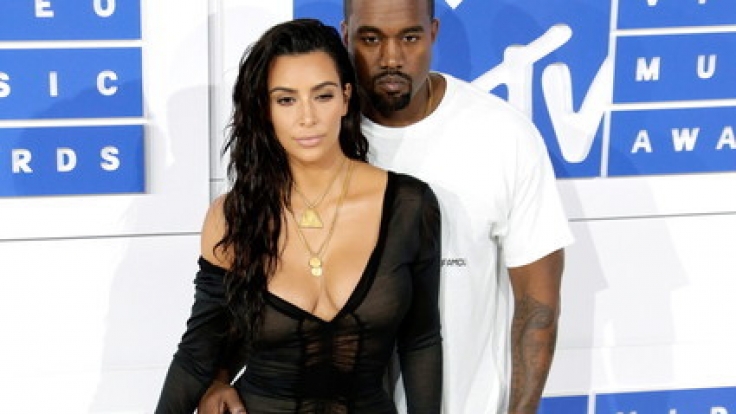 In einem Hauch von Nichts: Kam Kardashian bewies einmal mehr ihren Hang zu gewagten Outfits. Ihr Gatte, Rapper Kanye West, hielt es da schlichter.