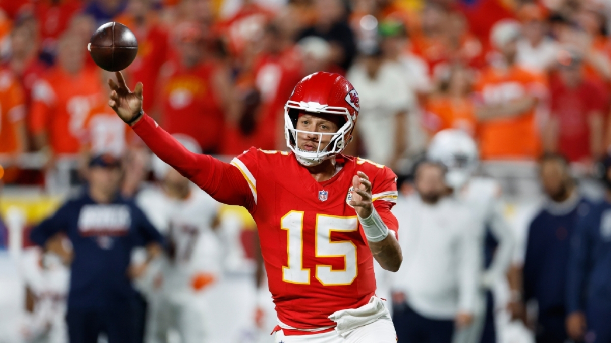 American Football, M&auml;nner: Profiliga NFL, Hauptrunde, Kansas City Chiefs - Denver Broncos. Patrick Mahomes, Quarterback der Kansas City Chiefs, wirft in der ersten Halbzeit. (Foto)
