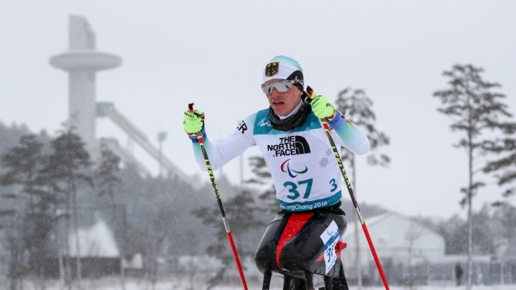 Biathlon 15km Herren sitzend. Martin Fleig (Deutschland) fährt über die Strecke.