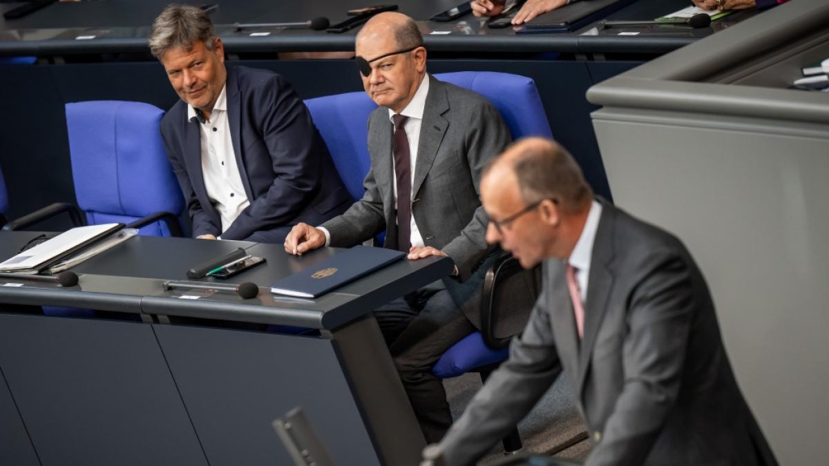 Bundeskanzler Olaf Scholz be&auml;ugt Friedrich Merz bei der Generaldebatte im Bundestag. (Foto)