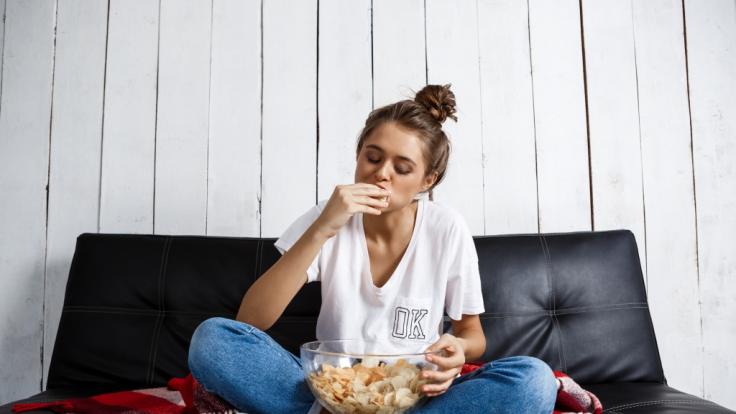Faulenzen und snacken kann nach der Corona-Krise ernsthafte, gesundheitliche Folgen mit sich bringen. (Symbolfoto)