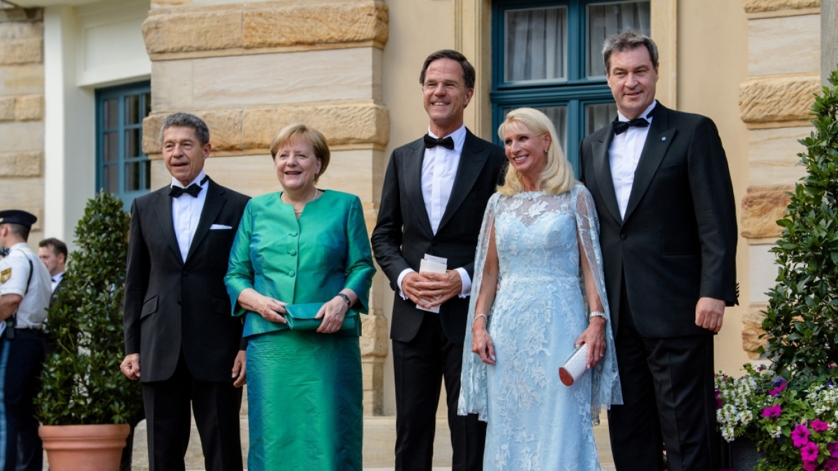 Letzter &ouml;ffentlicher Auftritt: Bundeskanzlerin Angela Merkel und Ehemann Joachim Sauer (links) bei den Bayreuther Festspielen Ende Juli.&nbsp; (Foto)