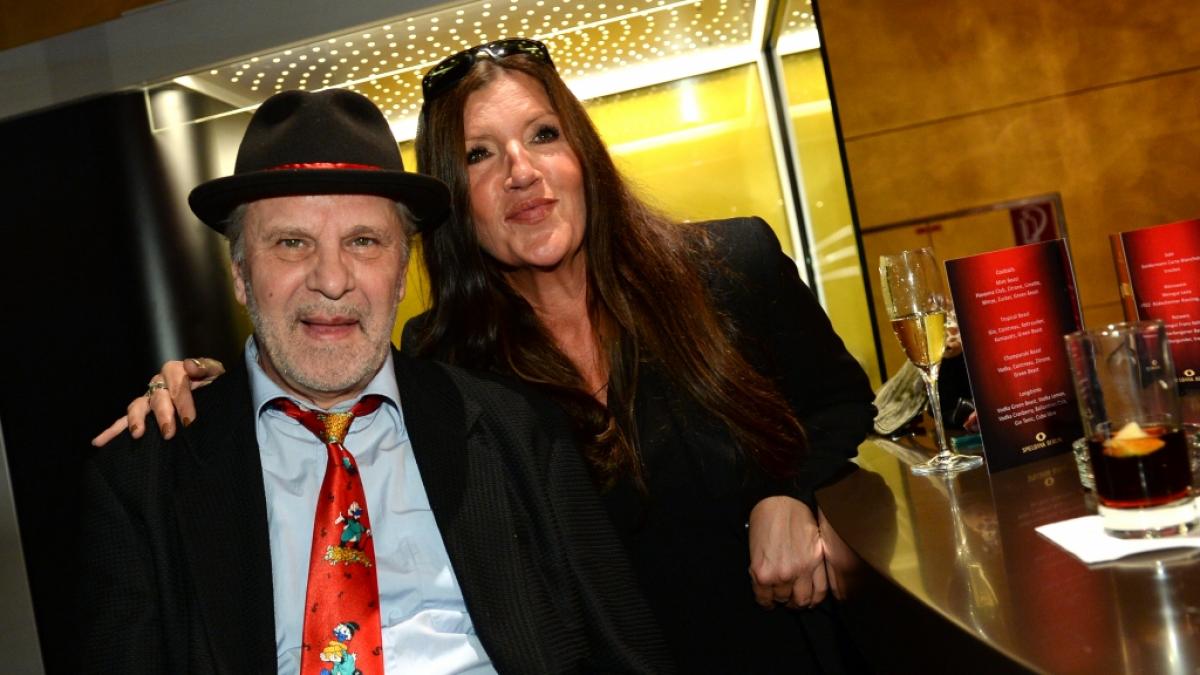 Der Schauspieler Peter Sattmann und die Schauspielerin Katy Karrenbauer sitzen am 17.11.2014 in der Spielbank in Berlin am Rande der Charity-Poker-Tour. (Foto)
