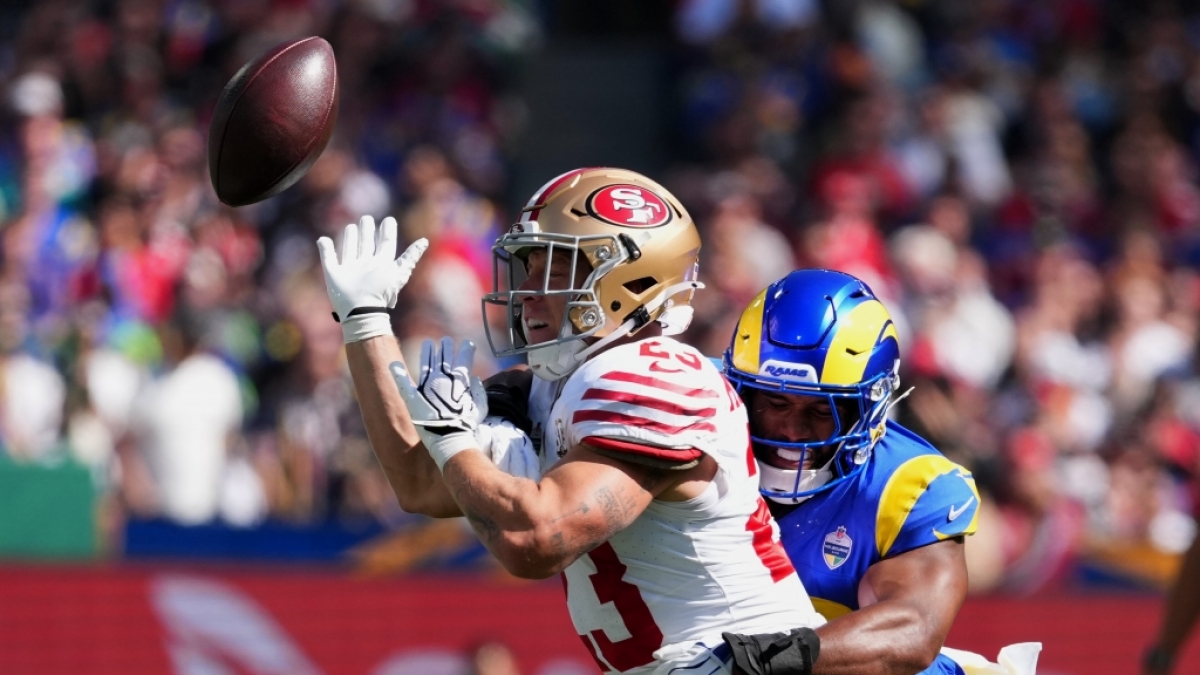 rofiliga NFL, Hauptrunde, Los Angeles Rams - San Francisco 49ers. Omar Speights, Linebacker der Los Angeles Rams, wehrt einen Pass ab, der f&uuml;r Christian McCaffrey, Runningback der San Francisco 49ers, bestimmt war. (Foto)