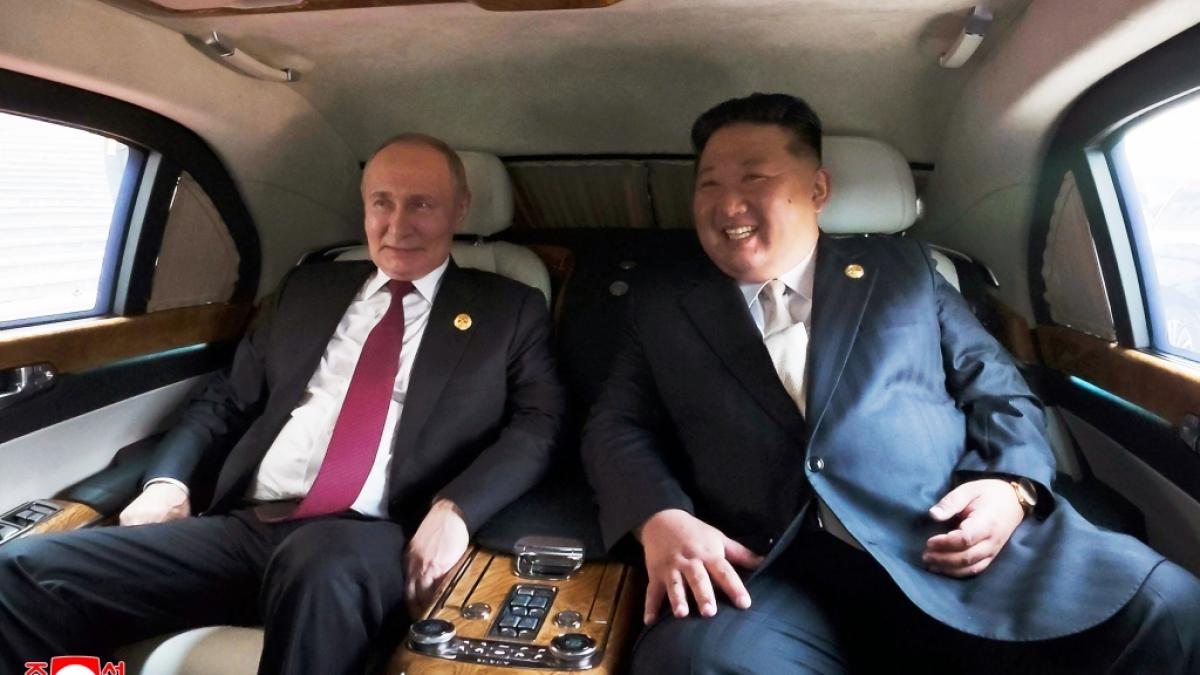 Nordkorea-Diktator Kim Jong Un (r.) scheint nicht mehr sonderlich begeistert &uuml;ber zwei Luxuslimousinen zu sein, die ihm Kremlchef Wladimir Putin 2024 schenkte. (Foto)