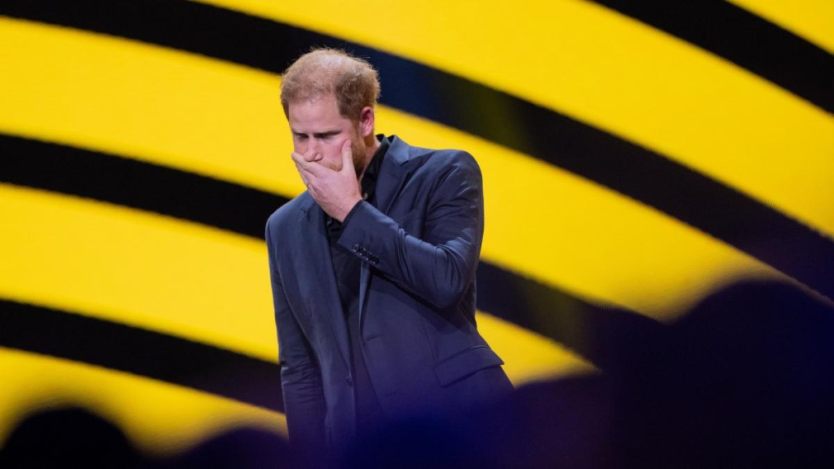 Prinz Harry soll vor seiner geplanten Heimkehr hin- und hergerissen sein: Platzt die Reise nach London im letzten Moment? (Foto)