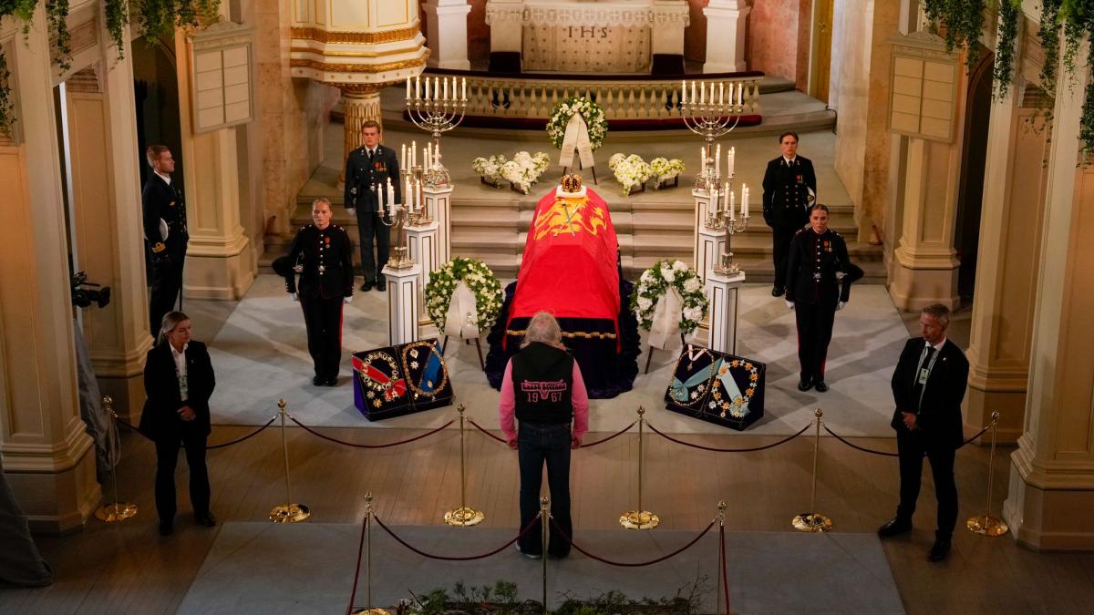Bis zum Staatsbegr&auml;bnis von K&ouml;nig Harald V. von Norwegen k&ouml;nnen Besucherinnen und Besucher am geschlossenen Sarg vorbeigehen, um Abschied zu nehmen. (Foto)