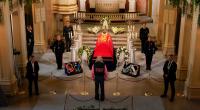 Bis zum Staatsbegräbnis von König Harald V. von Norwegen können Besucherinnen und Besucher am geschlossenen Sarg vorbeigehen, um Abschied zu nehmen.