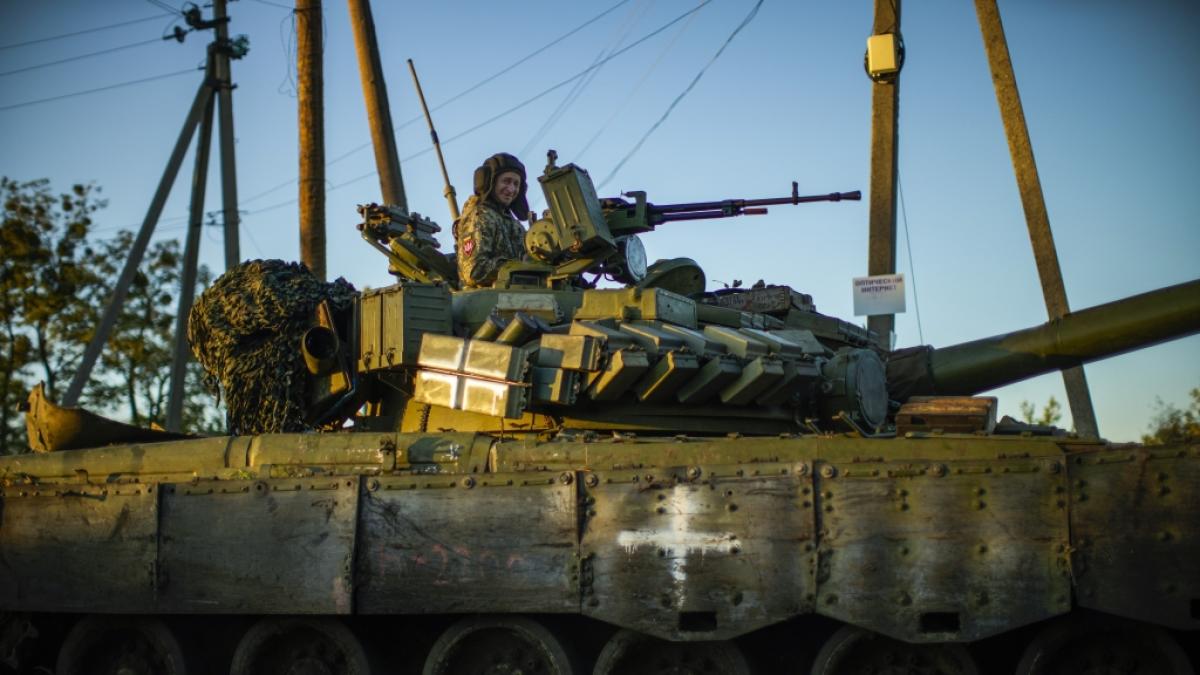 Ukrainische Soldaten fahren mit einem Panzer durch das Dorf Oskil. (Foto)