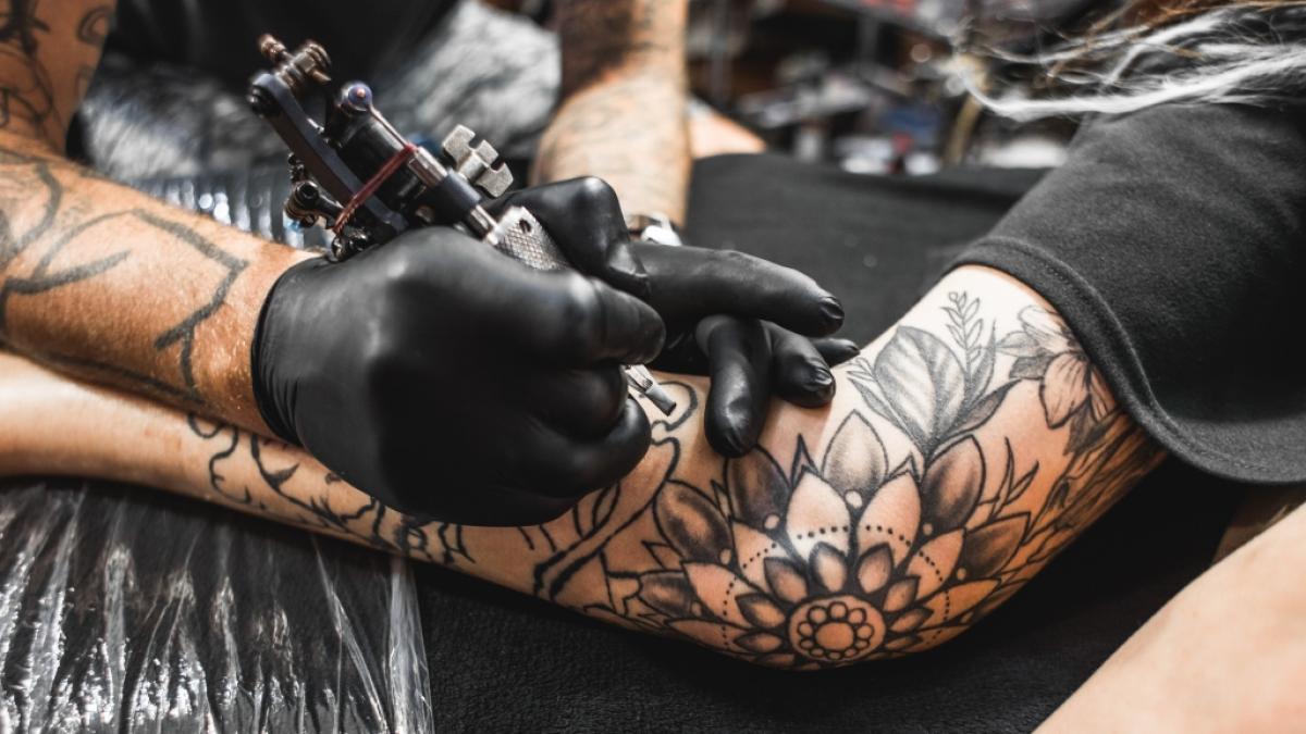Wie Forscher zeigen, steigt das Hautkrebsrisiko durch Tattoos nicht - ganz im Gegenteil. (Foto)