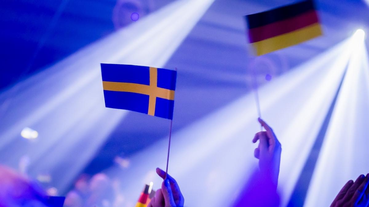 Zuschauer halten beim deutschen ESC-Vorentscheid die F&auml;hnchen von Deutschland und Schweden hoch. Der Eurovision Song Contest 2024 findet in Malm&ouml; in Schweden statt. (Foto)