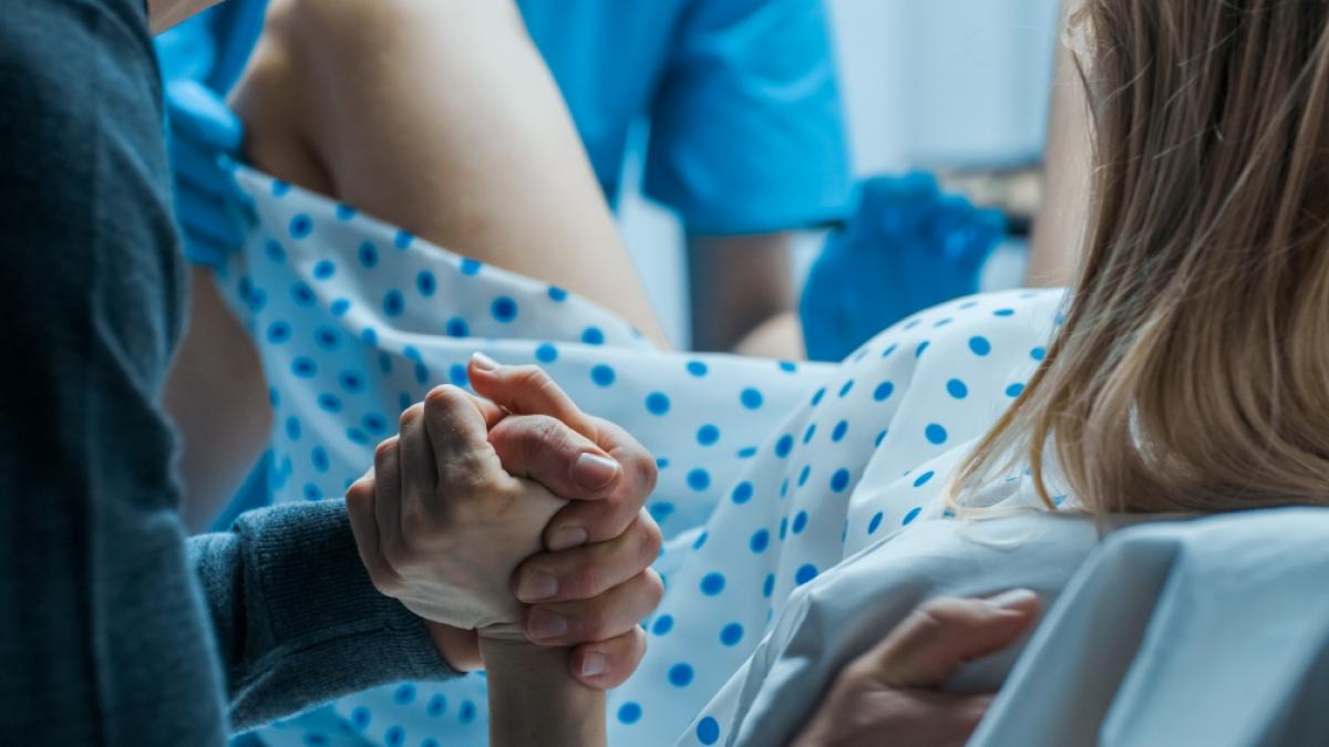 Bei einer schwangeren Frau wurden Hirnblutungen nicht erkannt. Sie starb nach der Geburt an den Folgen (Symbolfoto) (Foto)