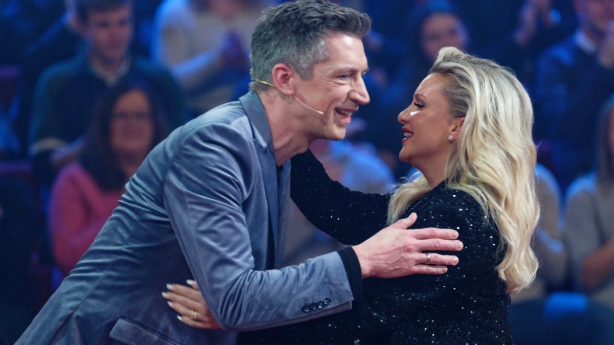 Moderator Steffen Hallaschka begr&uuml;&szlig;te TV-Sternchen Evelyn Burdecki zum RTL-Jahresr&uuml;ckblick "2023! Menschen, Bilder, Emotionen". (Foto)