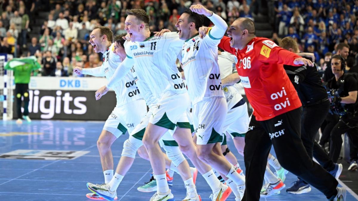 Die Spieler der F&uuml;chse Berlin feiern ihren Sieg im Finale. (Foto)