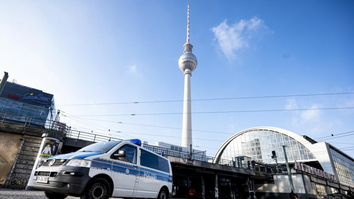 Am Berliner Alexanderplatz hat man am Freitagmorgen eine Leiche gefunden. (Foto)