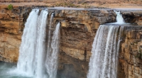 Mehrere Familienmitglieder starben, nachdem sie ein Mädchen retten wollten, dass an einem Wasserfall ein Selfie machte. (Symbolfoto)