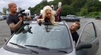 Natürlich ist Cobra-Tierpflegerin eine Actionrolle. Daniela will am eigenen Leib spüren, wie sich richtige Stunts anfühlen und lässt sich auf ein Autodach schnallen.