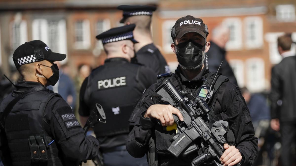 Schwer bewaffnete Polizisten patrouillieren vor Schloss Windsor vor der Beisetzung des britischen Prinzen Philip, Herzog von Edinburgh. (Foto)