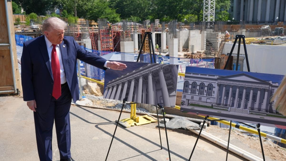 Donald Trump verbringt jede freie Minute damit, sich an Entw&uuml;rfen seines prunkvollen Ballsaals am Wei&szlig;en Haus zu erg&ouml;tzen. (Foto)